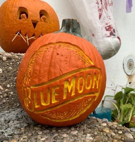 This is how to let people know you have a welcoming home on Halloween.

📸 : @brews_dickinson